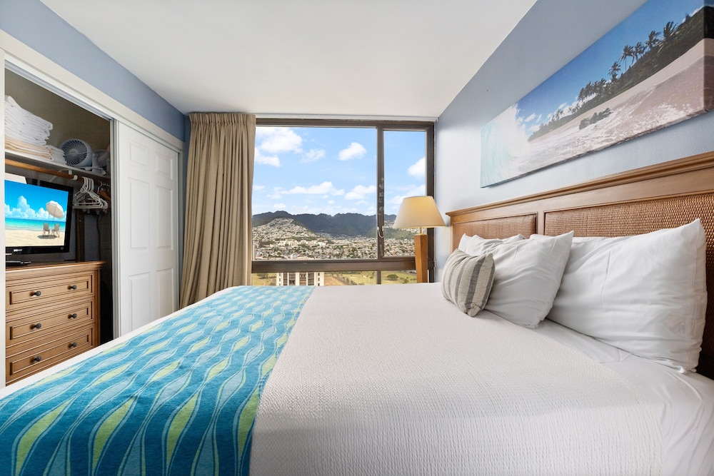 Spectacular Ocean & Diamond Head View 2 Bedroom Condo w Free Parking by Koko Resort Vacation Rentals - photo 5