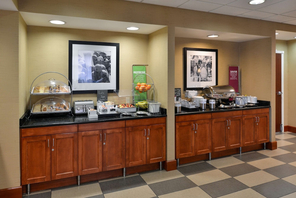 Hampton Inn & Suites Tacoma - photo 30
