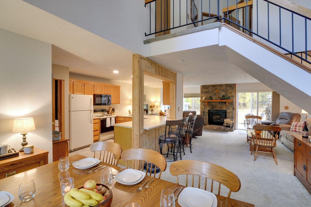 Charming Hidden Valley Resort Home Walk to Slopes — hotel in Painesville