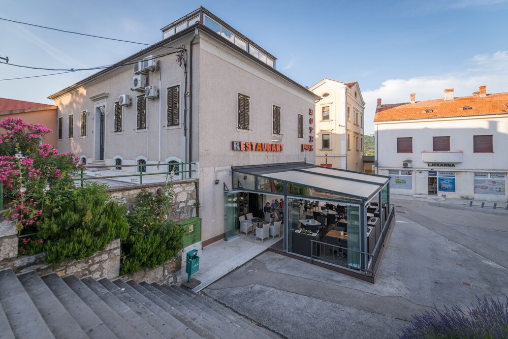 Hotel Park — hotel in Drnis