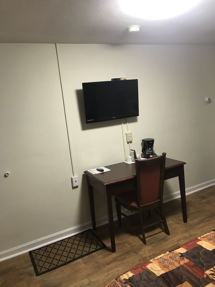 The Evergreen Motel - photo 33