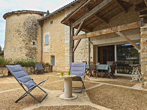 Gîte avec Piscine Chauffée Jacuzzi et Jardin Privé FR 1 653 156 - last minute hotel in Unknown City