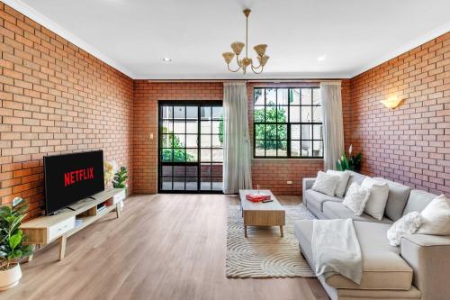 Charming Family Retreat with Arcade Glenunga — hotel in Glenunga