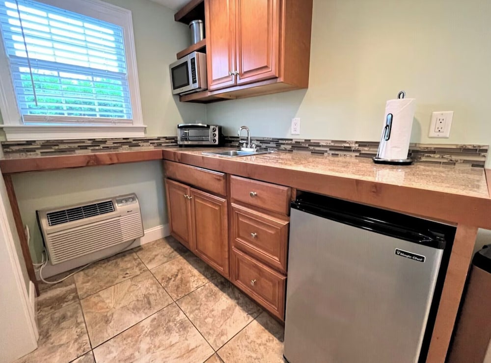 Beach Breeze Inn - photo 35