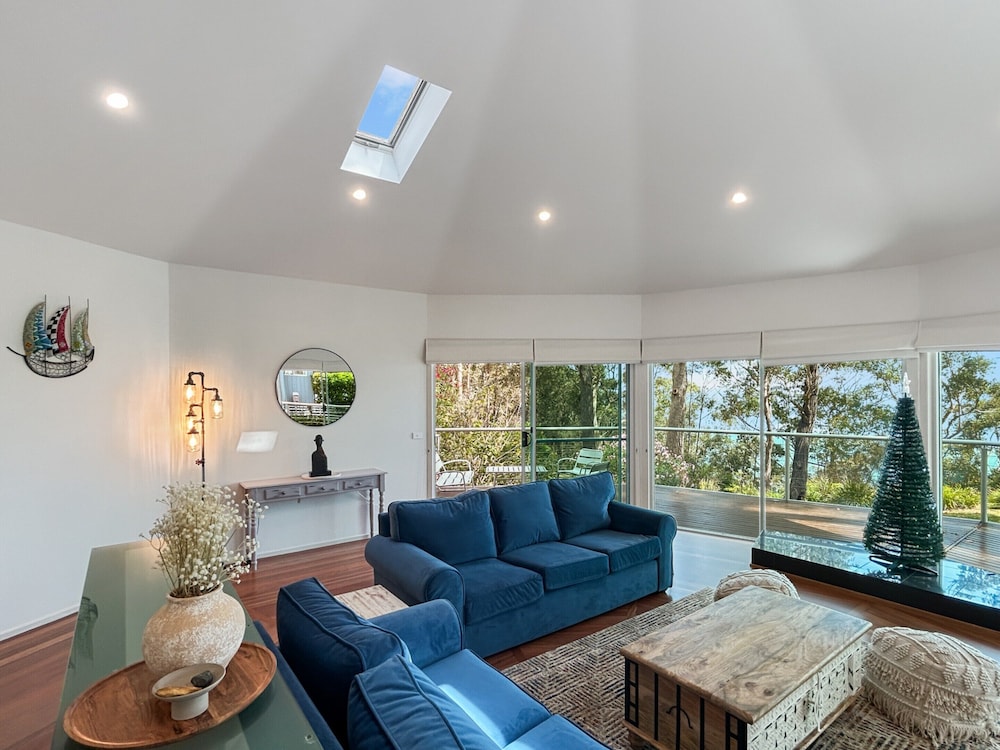 Spacious 4 Bed Home with Coastal Charm — 4-Star Luxury Hotel in Long Beach, Australia