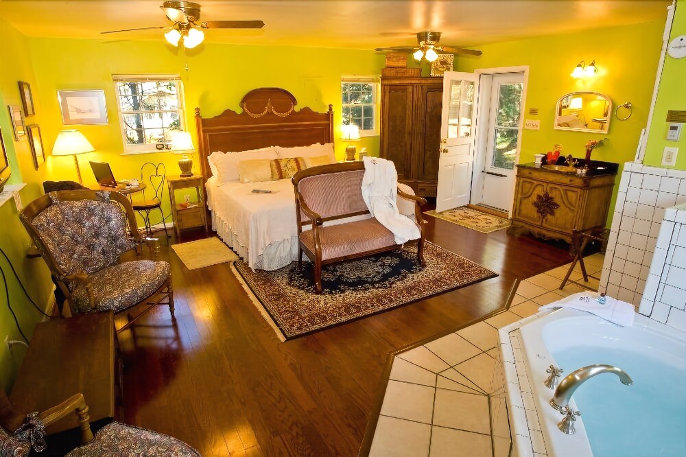 The Applewood Manor - photo 6