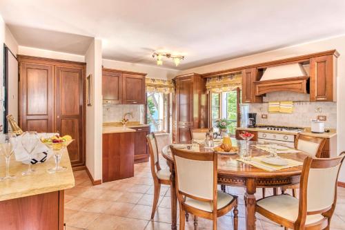 Appartamenti Fiori Del Lago — 4-Star Luxury Hotel in Garda, Italy