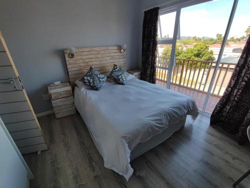 Lovely 2 bedroom condo with balcony and a view