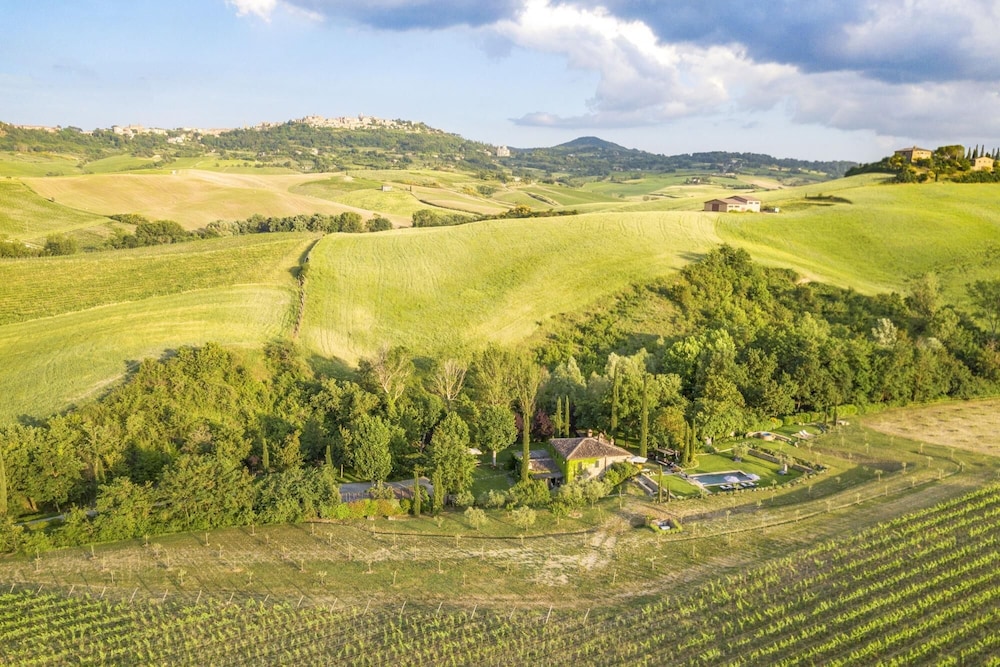 Molino L Oppino 6 in Torrita di Siena — 4-Star Luxury Hotel in Torrita Di Siena, Italy