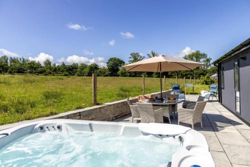 Cherry Lodge 14 Roadford Lake Lodges — 4-Star Luxury Hotel in Lifton, United Kingdom