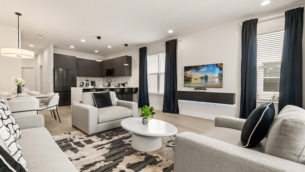 Contemporary 4BR Townhome With Pool & Themed Rooms in Clermont, United States