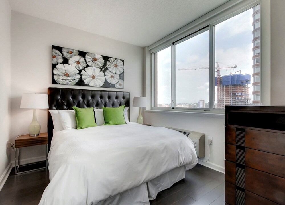 Global Luxury Suites at Newport - photo 5