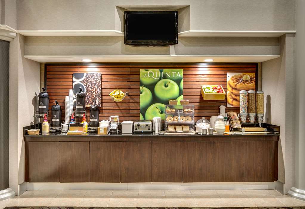 La Quinta Inn & Suites by Wyndham Dallas Addison Galleria - photo 24