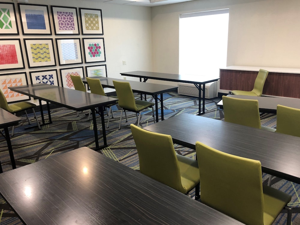 Holiday Inn Express & Suites Hearne by IHG - photo 26