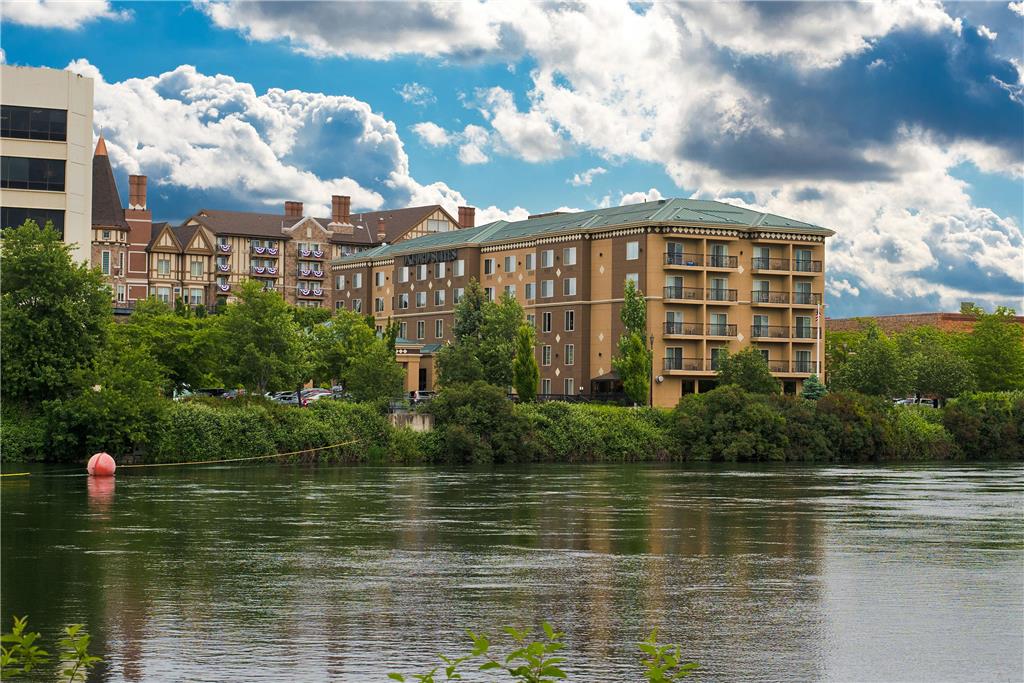 Oxford Suites Downtown Spokane - carbon neutral hotel in Spokane
