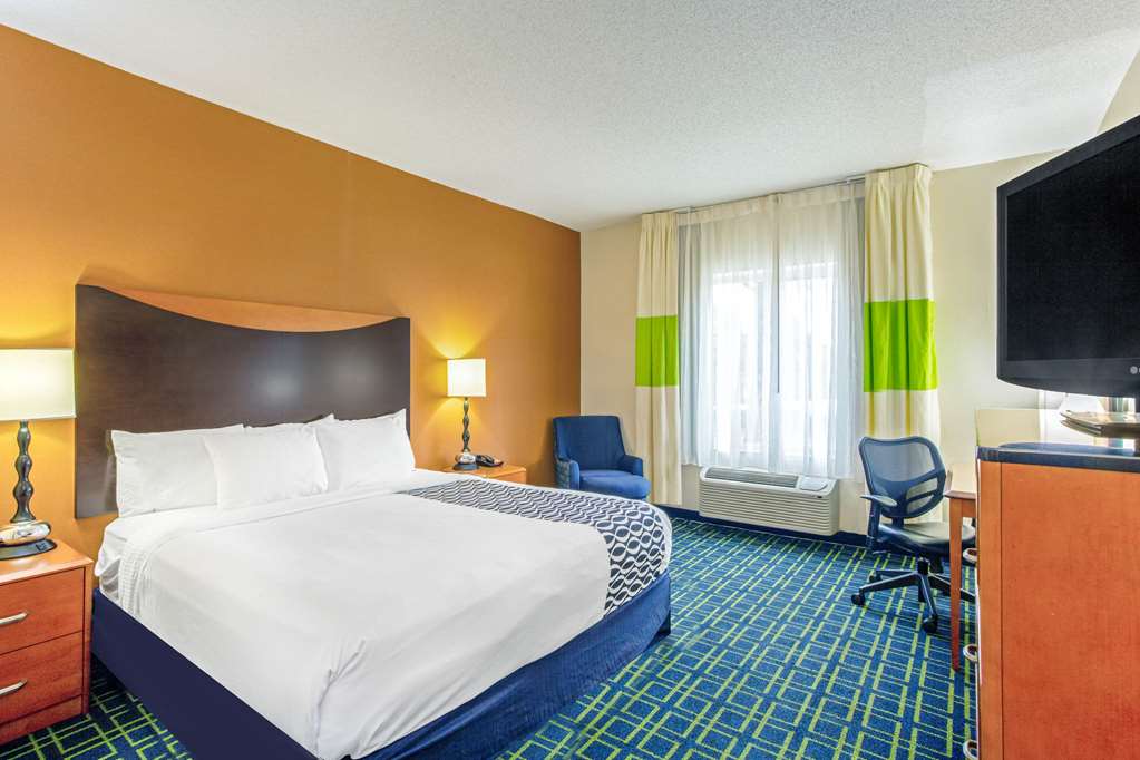La Quinta Inn & Suites by Wyndham Manassas Battlefield - photo 25