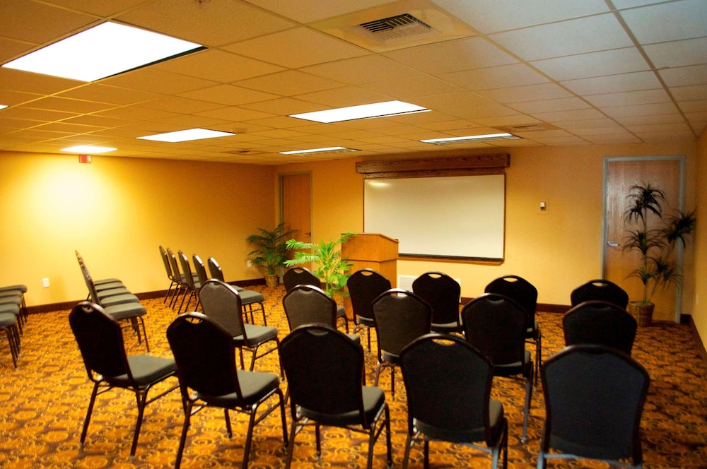 Hampton Inn & Suites Flagstaff - photo 32