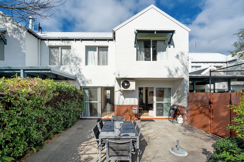Abby s Beach Villa — 4-Star Luxury Hotel in Broadwater, Australia