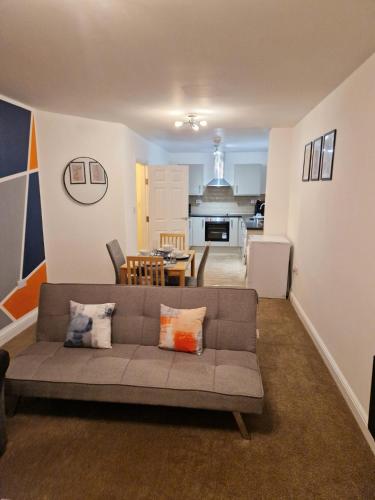 RestWorkPlayShortStays apartment free parking and wifi perfect for contractors near to i54 park and city centre — 4-Star Luxury Hotel in Wolverhampton, United Kingdom