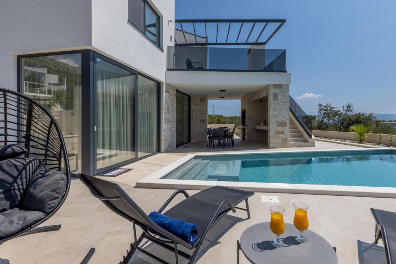 Luxury Villa Roma 1 With Heated Saltwater Pool Parking High Speed Internet Bbq — 4-Star Luxury Hotel in Podstrana, Croatia