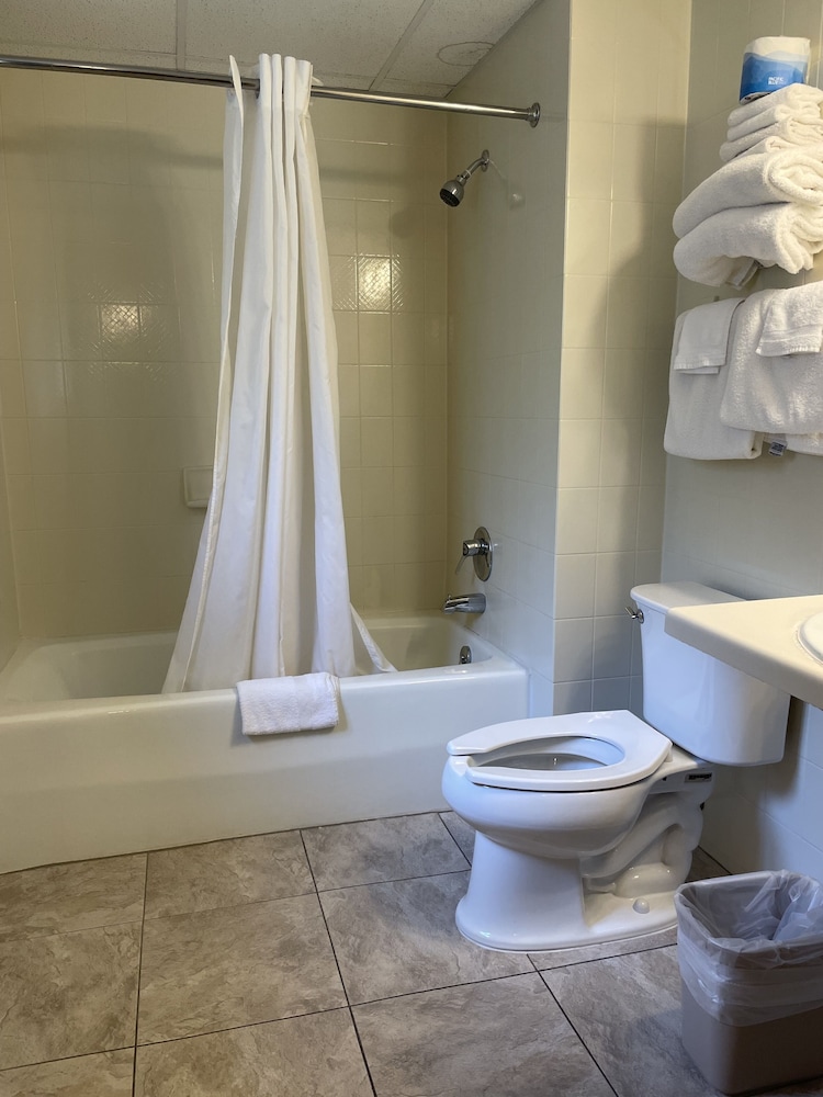 Amber's Inn & Suites - photo 25