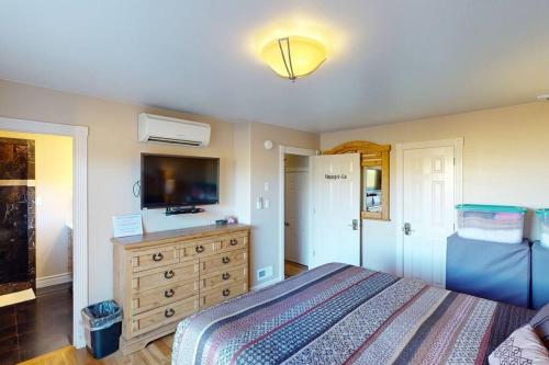 Tacit Shadow Resort Shangri La King Suite Gym Coffee Bar Hot Tub Free Laundry Food Available — Parowan