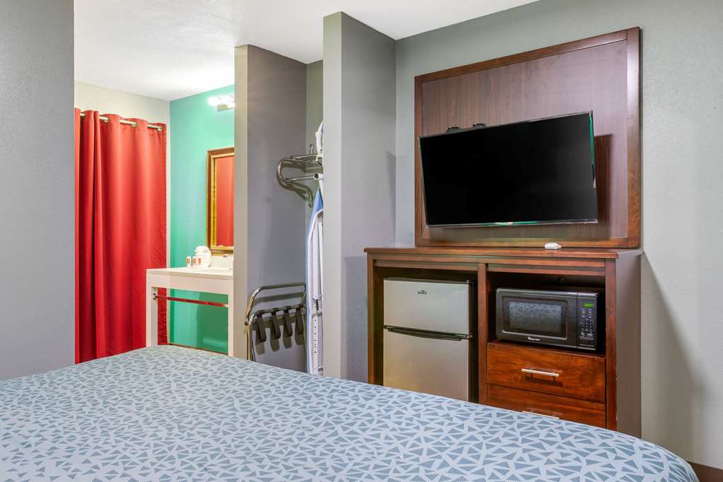 Econo Lodge West Coors Blvd - photo 32