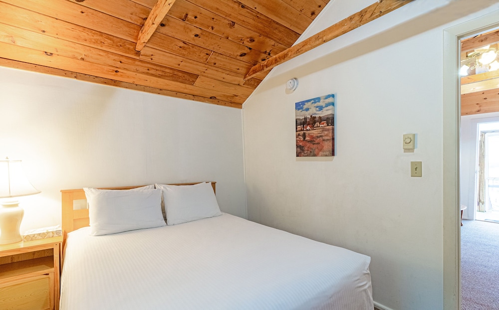 Half Moon Motel & Cottages - photo 8