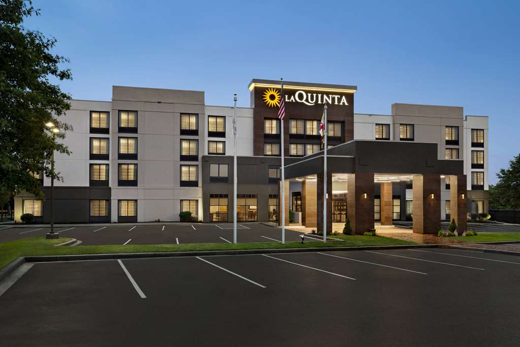 La Quinta Inn & Suites by Wyndham Newark Elkton - photo 2