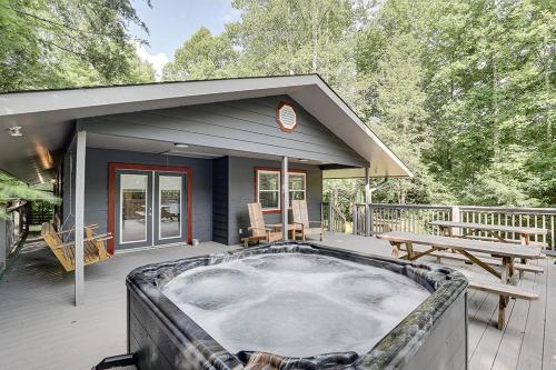 Glades Getaway by Venture Smoky Mountains in Gatlinburg, United States