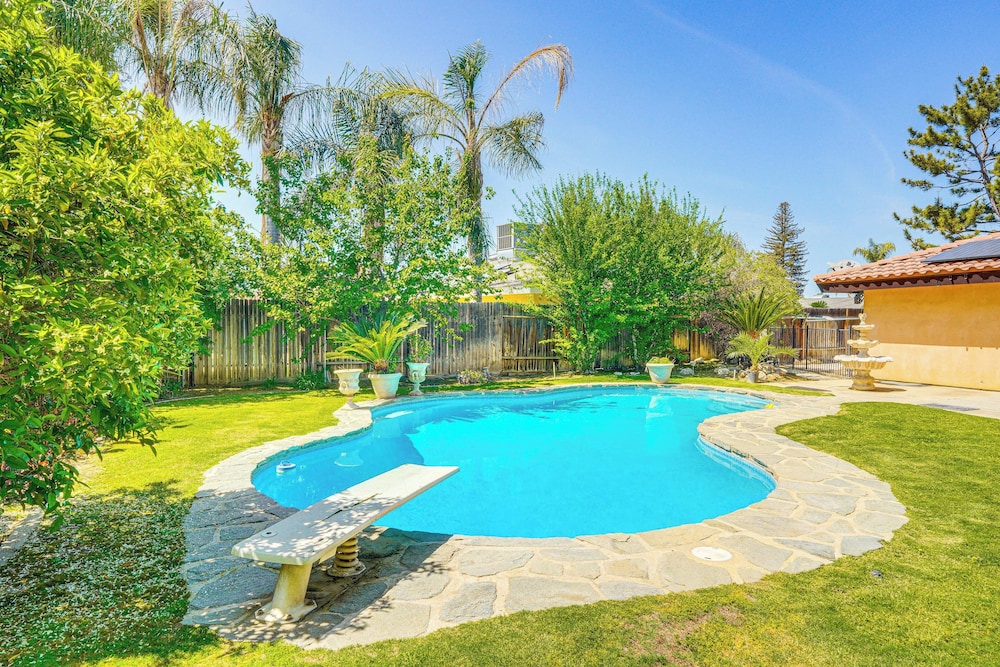 7 Mi To Dtwn Poolside Paradise In Bakersfield — Bakersfield