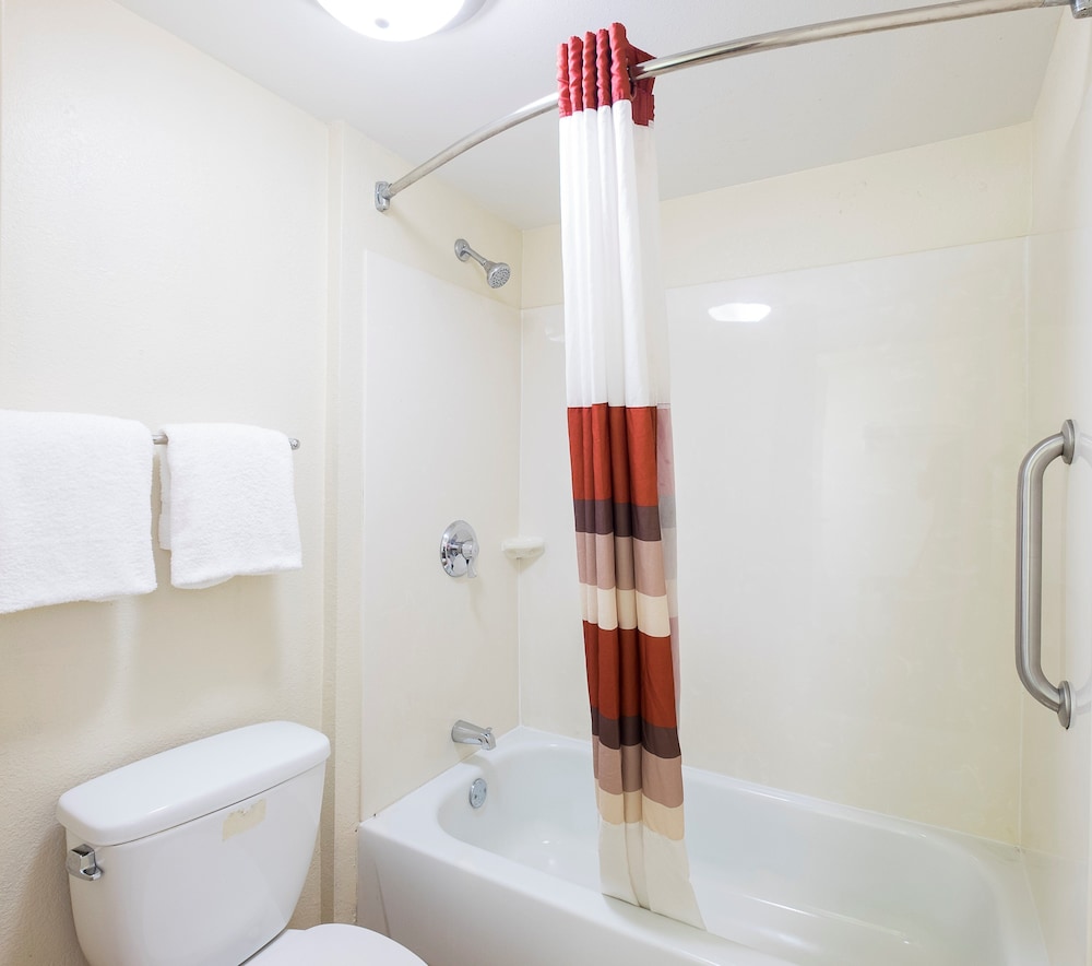 Red Roof Inn Edison - photo 14