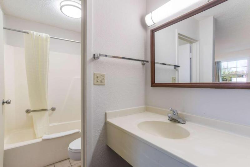 Rodeway Inn - photo 15