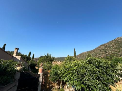 Mazet Tres Calme Dans la Colline Plage 15 Mins a Pied in Le Lavandou, France