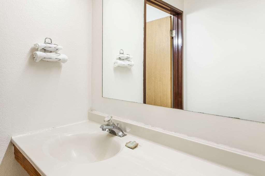 Super 8 by Wyndham Sterling Heights Detroit Area - photo 6