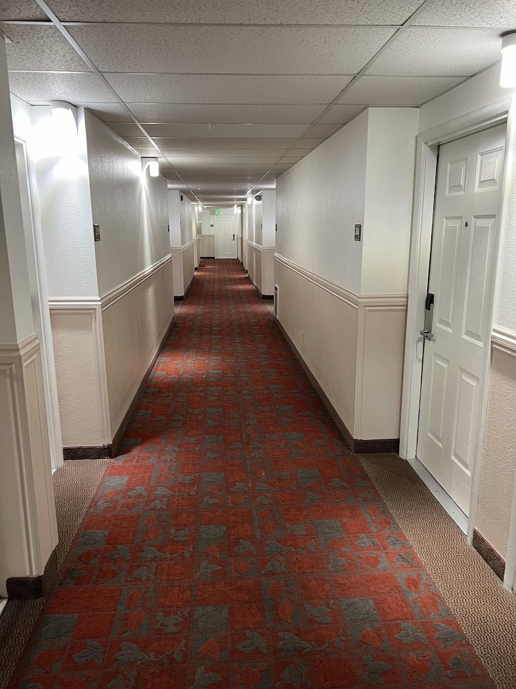 Days Inn by Wyndham Lake Point - photo 24