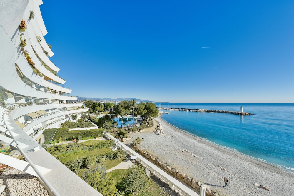 Studio Rez de jardin Marina baie des Anges — 4-Star Luxury Hotel in Villeneuve-Loubet, France