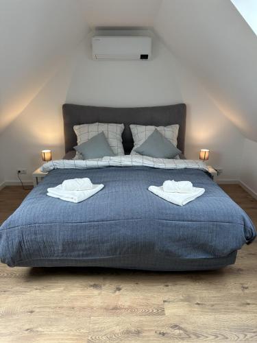 Ferienwohnung Kapellmeister mit Klimaanlage in allen 4 Schlafbereichen großes Wohnzimmer mit Smart TV und Big Sofa — 4-Star Luxury Hotel in Magdeburg, Germany