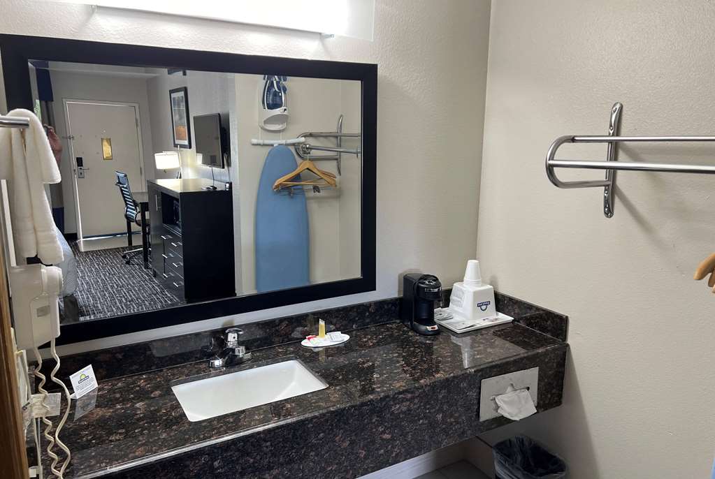 Days Inn by Wyndham Grove - photo 15
