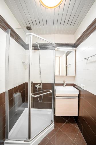 Sea Tower Apart 12
