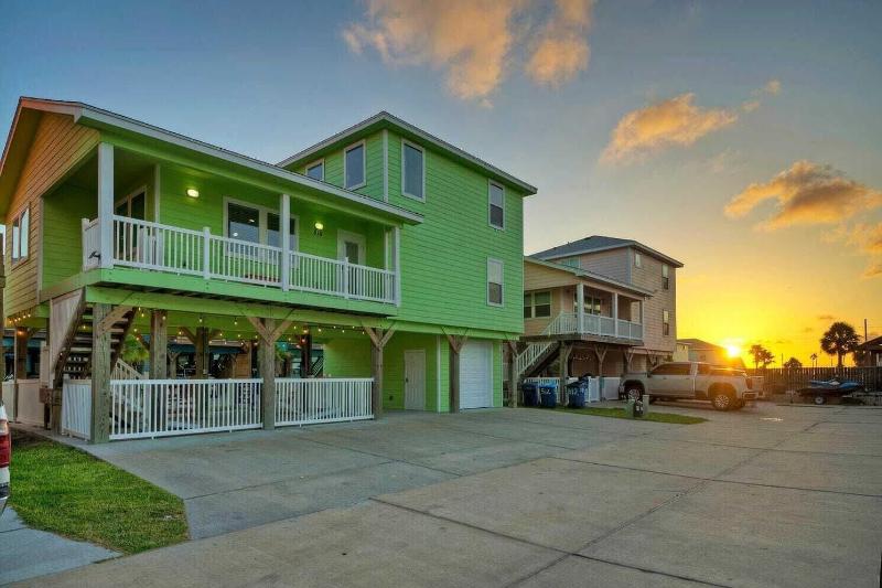 Reel Life Dreams by Avantstay Pool Near Beach - photo 47