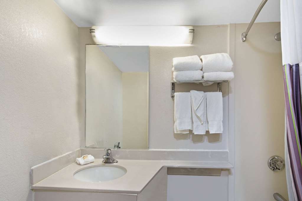 La Quinta Inn & Suites by Wyndham New Haven - photo 10