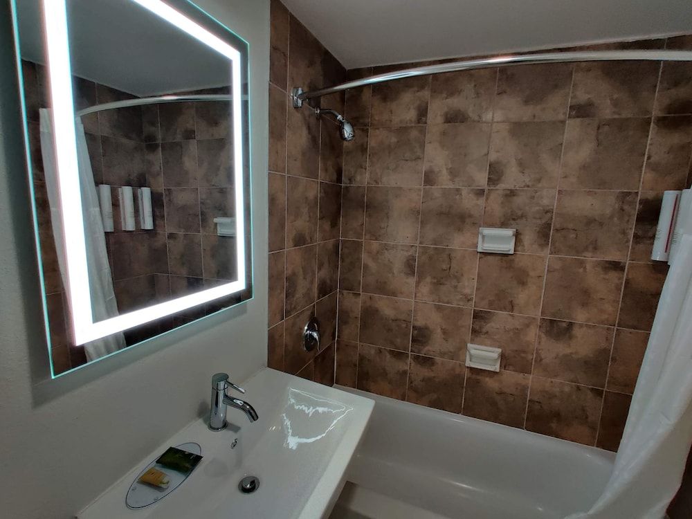 Clarion Pointe Fresno Near Yosemite - photo 11