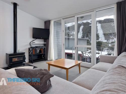 Squatters Run 12 - carbon neutral hotel in Unknown City