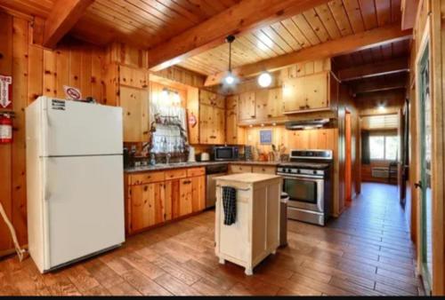 Knotty Pines Lodge — 4-Star Luxury Hotel in Central Valley, United States