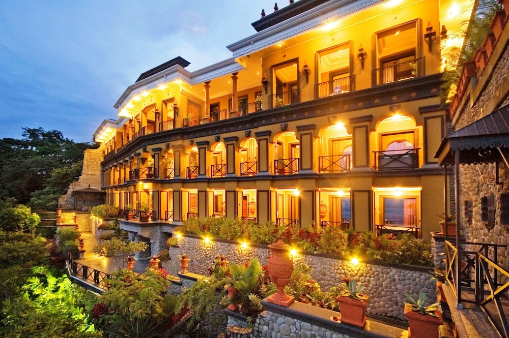 Zephyr Palace - carbon neutral hotel in Puntarenas