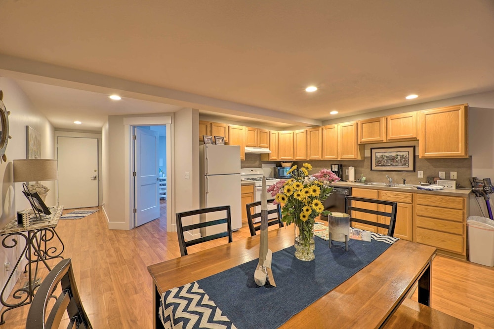 Cute Grand Haven Apartment Walk Downtown Streets — 4-Star Luxury Hotel in Grand Haven, United States