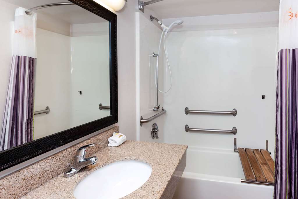 La Quinta Inn & Suites by Wyndham Milwaukee Bayshore Area - photo 6