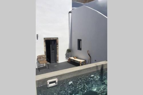 Santorini Folia Cave house with jacuzzi — 4-Star Luxury Hotel in Pyrgos, Greece
