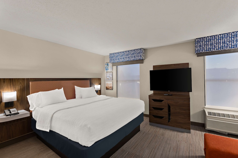 Hampton Inn & Suites by Hilton Petoskey - photo 36
